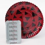 Trays and plates with polyester printing